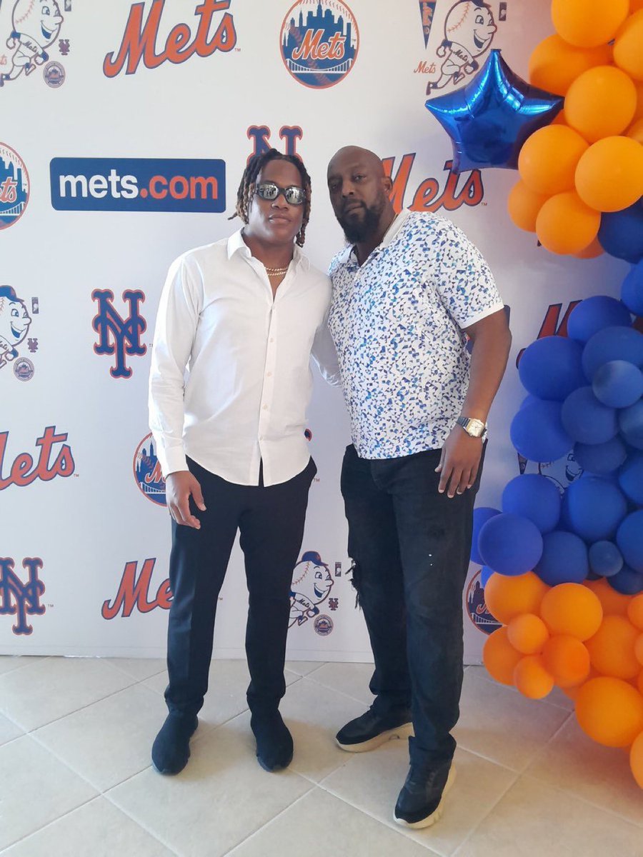 metsbatflip1's tweet photo. NEWS: The Mets have signed Vladi Miguel Guerrero.
Here he is with his dad, Vladimir Guerrero Sr.
#LGM #Mets #Metsbaseball #Metsminors #Metsprospects #Internationalsigningday #Metsforlife https://t.co/SItvSOcxh0