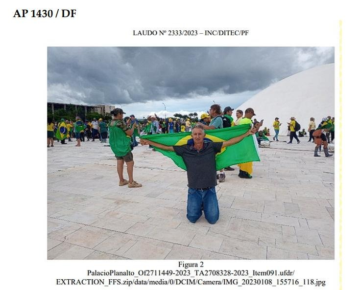 slpng_giants_pt's tweet photo. 📢 Está circulando nas redes um vídeo postado no canal do deputado de extrema direita Nikolas Ferreira, no qual ele afirma que um dos presos pelo ataque de 8 de janeiro teria sido injustiçado. No vídeo, diz que não há provas que ele participou da invasão.

O vídeo apresenta uma estética feita para causar impacto, com imagens em preto e branco e a narrativa de um senhor trabalhador que teria sido injustamente preso por uma decisão monocrática política.

Jorginho estava sim no ataque; imagens de seu próprio celular o mostram ele dentro Câmara. Além disso, a perícia encontrou áudios de teor golpista em seu telefone, como "tamo invadindo o STF agora".

Eles tentam de toda forma colocar aqueles que tentaram um golpe de estado como vítimas, mas isso não vai colar não!