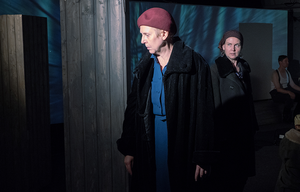 Koteihinsa käveleviä naisia yhdistää vain häpeä ja tieto vastassa olevasta vihasta. #Eikertonutkatuvansa on kuvaus elämänjaksosta, josta ei koskaan enää puhuttu.
NYT puhutaan - kiitos <a href="/Tommi_Kinnunen/">Tommi Kinnunen</a>  ja #MikkoRoiha

Ensi-ilta 25.1.2024 <a href="/Sjoenteatteri/">Seinäjoenteatteri</a>
#Kevät24 
#Teatteriyhteistyö