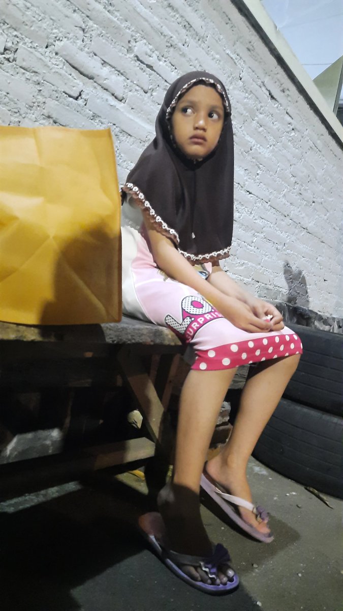 benedictusnica's tweet photo. Min,5 menitlalu ini ada anak kecil di sini tapi ngga mau pulang, di tanya rumah nya dimana ngga jawab min, lokasi di wedangan kendil sawojajar. Setelah di tanya" dia lari. Minta tlng siapa aja yg kenal sama anak ini min kasian sendirian. https://t.co/bnylqZeAu8
