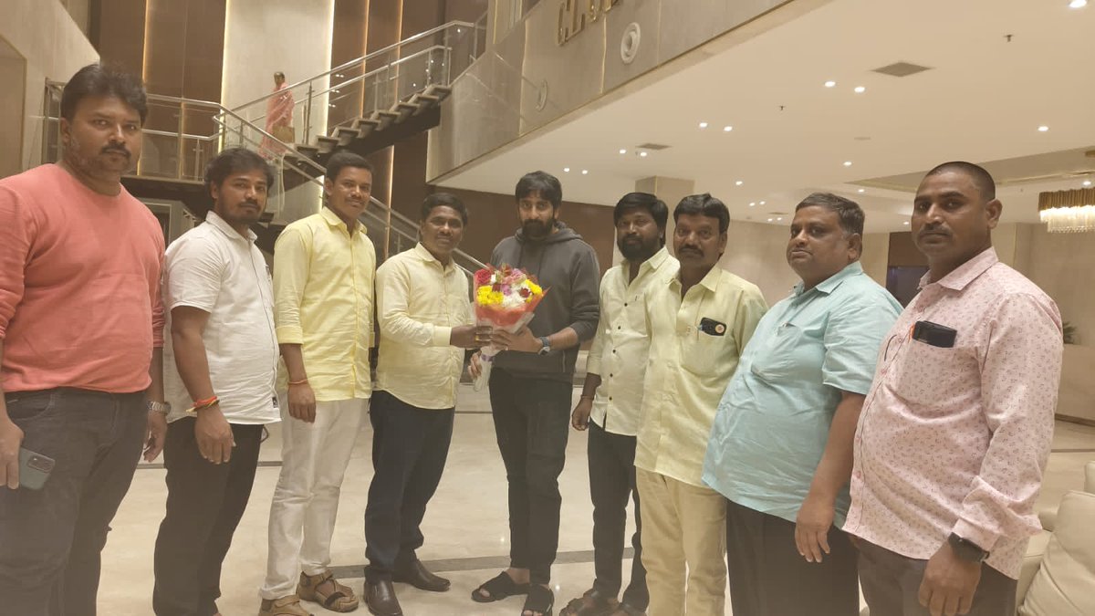 manabalayya's tweet photo. #Kurnool Dist Fans met BlockBuster Director @megopichand at Hyderabad🔥
వీరసింహారెడ్డి #ఆలూరు #SLNS థియేటర్ లో రోజు 4 ఆటలతో డైరెక్ట్ గా 365 రోజులు పూర్తిచేసుకున్న సందర్భంగా #కర్నూలుజిల్లా & #ఆలూరు నందమూరి బాలకృష్ణ గారి ఫ్యాన్స్, దర్శకులు @megopichand గారిని కలిసి అభినందనలు తెలిపారు. ఈ సందర్భంగా చిత్ర గోల్డెన్ జూబ్లీ వేడుకలు ఈ నెల 21వ తేదీన జరుపుటకు నిర్ణయించటం జరిగింది.
#VeeraSimhaReddy #NandamuriBalakrishna