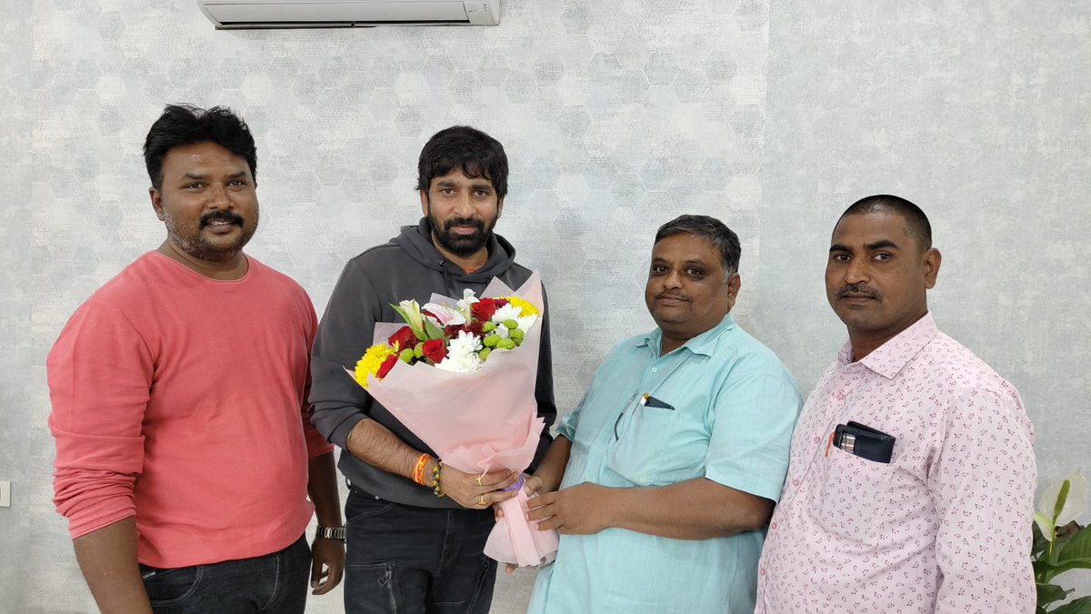 manabalayya's tweet photo. #Kurnool Dist Fans met BlockBuster Director @megopichand at Hyderabad🔥
వీరసింహారెడ్డి #ఆలూరు #SLNS థియేటర్ లో రోజు 4 ఆటలతో డైరెక్ట్ గా 365 రోజులు పూర్తిచేసుకున్న సందర్భంగా #కర్నూలుజిల్లా & #ఆలూరు నందమూరి బాలకృష్ణ గారి ఫ్యాన్స్, దర్శకులు @megopichand గారిని కలిసి అభినందనలు తెలిపారు. ఈ సందర్భంగా చిత్ర గోల్డెన్ జూబ్లీ వేడుకలు ఈ నెల 21వ తేదీన జరుపుటకు నిర్ణయించటం జరిగింది.
#VeeraSimhaReddy #NandamuriBalakrishna