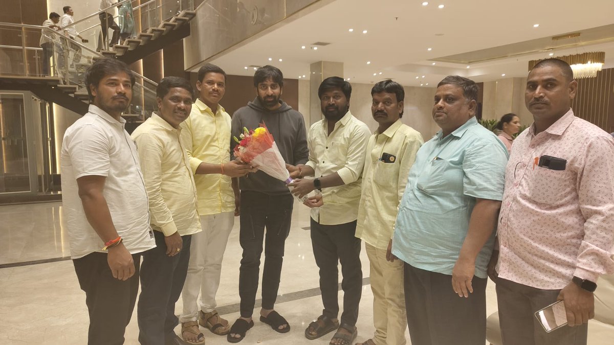 manabalayya's tweet photo. #Kurnool Dist Fans met BlockBuster Director @megopichand at Hyderabad🔥
వీరసింహారెడ్డి #ఆలూరు #SLNS థియేటర్ లో రోజు 4 ఆటలతో డైరెక్ట్ గా 365 రోజులు పూర్తిచేసుకున్న సందర్భంగా #కర్నూలుజిల్లా & #ఆలూరు నందమూరి బాలకృష్ణ గారి ఫ్యాన్స్, దర్శకులు @megopichand గారిని కలిసి అభినందనలు తెలిపారు. ఈ సందర్భంగా చిత్ర గోల్డెన్ జూబ్లీ వేడుకలు ఈ నెల 21వ తేదీన జరుపుటకు నిర్ణయించటం జరిగింది.
#VeeraSimhaReddy #NandamuriBalakrishna