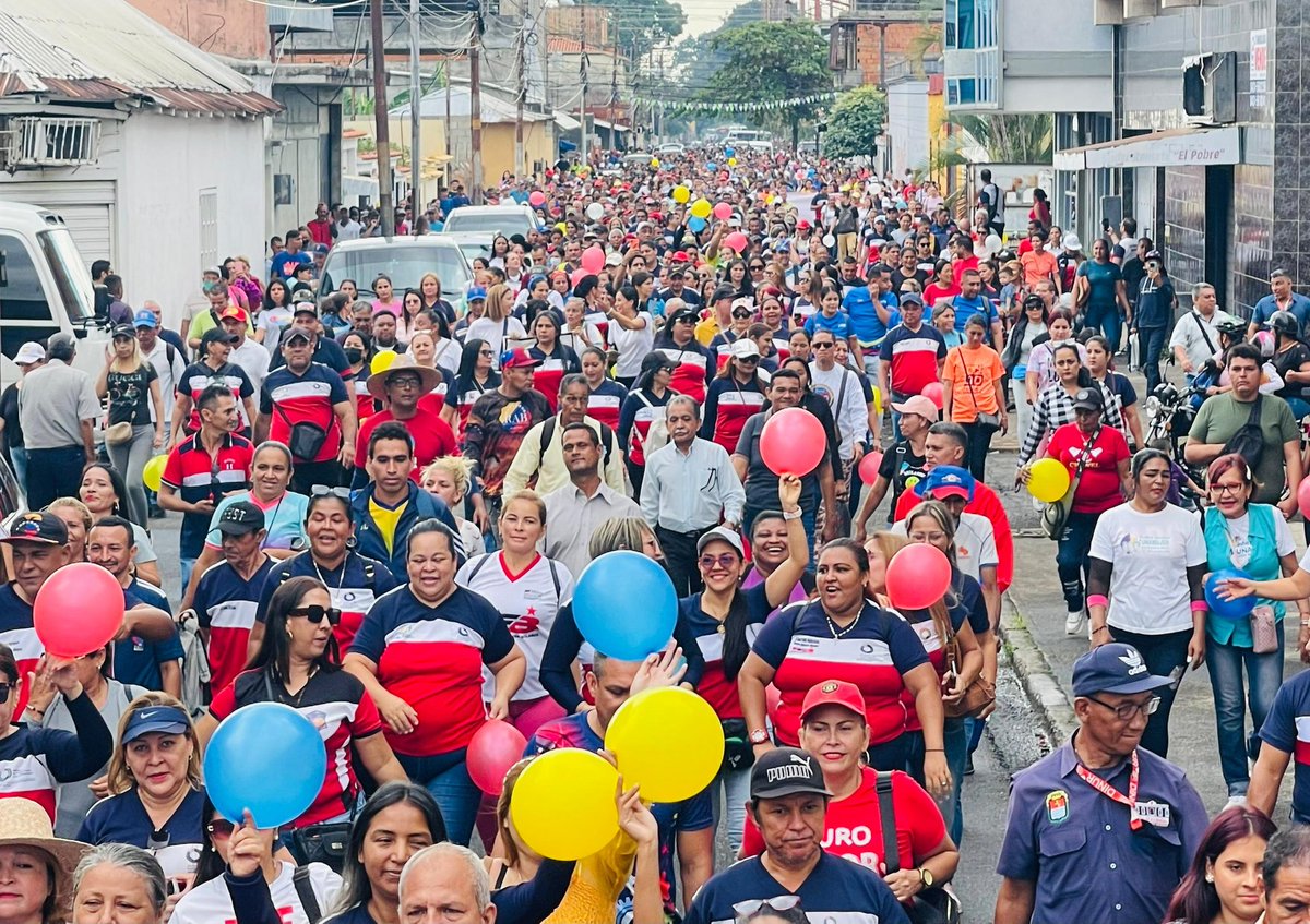 #EnFotos | Así se desarrolla la marcha en honor al maestro y la maestra este #15Ene, que va desde la avenida Andrés Valera con calle Cedeño, hasta la plaza Bolívar en #Barinas 🇻🇪✊🏽✊🏾✊🏿 #MensajeAnual