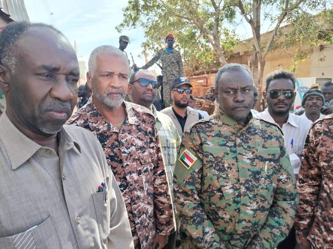 🟢وقف والي الخرطوم الأستاذ أحمد عثمان حمزة اليوم على مواقع تقدم القوات المسلحة والقوات المساندة لها بدعم وسند كبير من مواطني الحارات المتواجدين بعد أن قرروا البقاء في منازلهم لحمايتها من عدوان المليشيا المتمردة ورافق الوالي المدير التنفيذي لمحلية أمبدة أبو القاسم آدم الطاهر وعدد