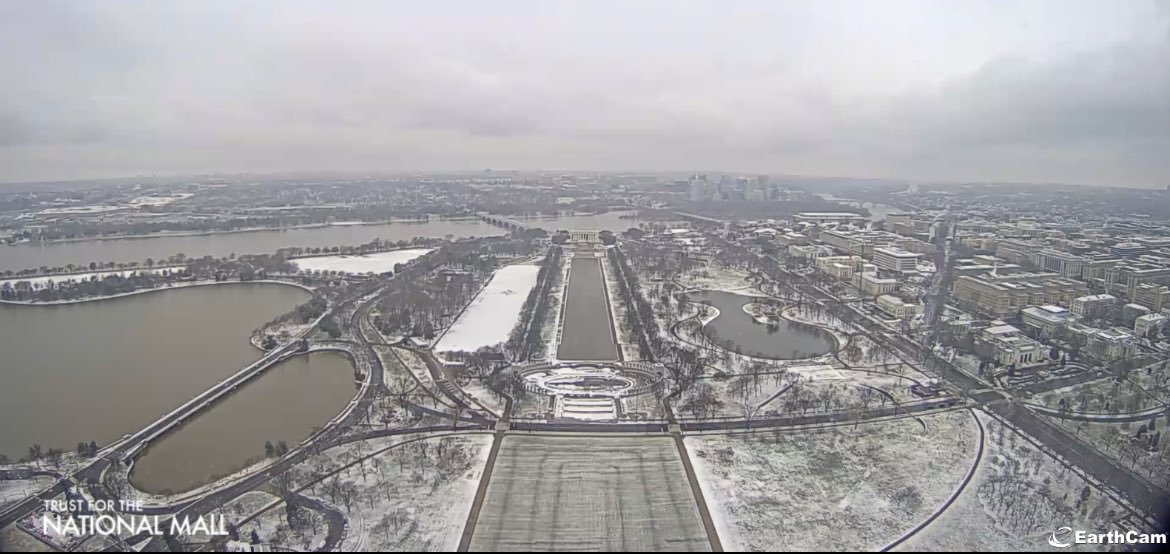 We love a blanket of snow on the #NationalMall today as we celebrate and honor Dr. Martin Luther King, Jr Day on America’s Front Yard. 🇺🇸🏛️🕊️❄️