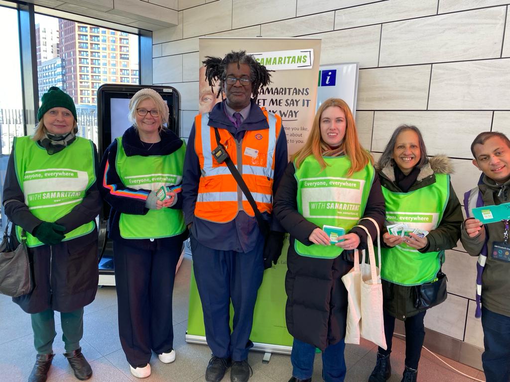 #Ealing #Hammersmith & #Hounslow @Samaritans volunteers & @ElizabethLn_Bot staff member at #Southall station for #BrewMonday with free teabags because ItsGoodToTalk #ListenToAFriend