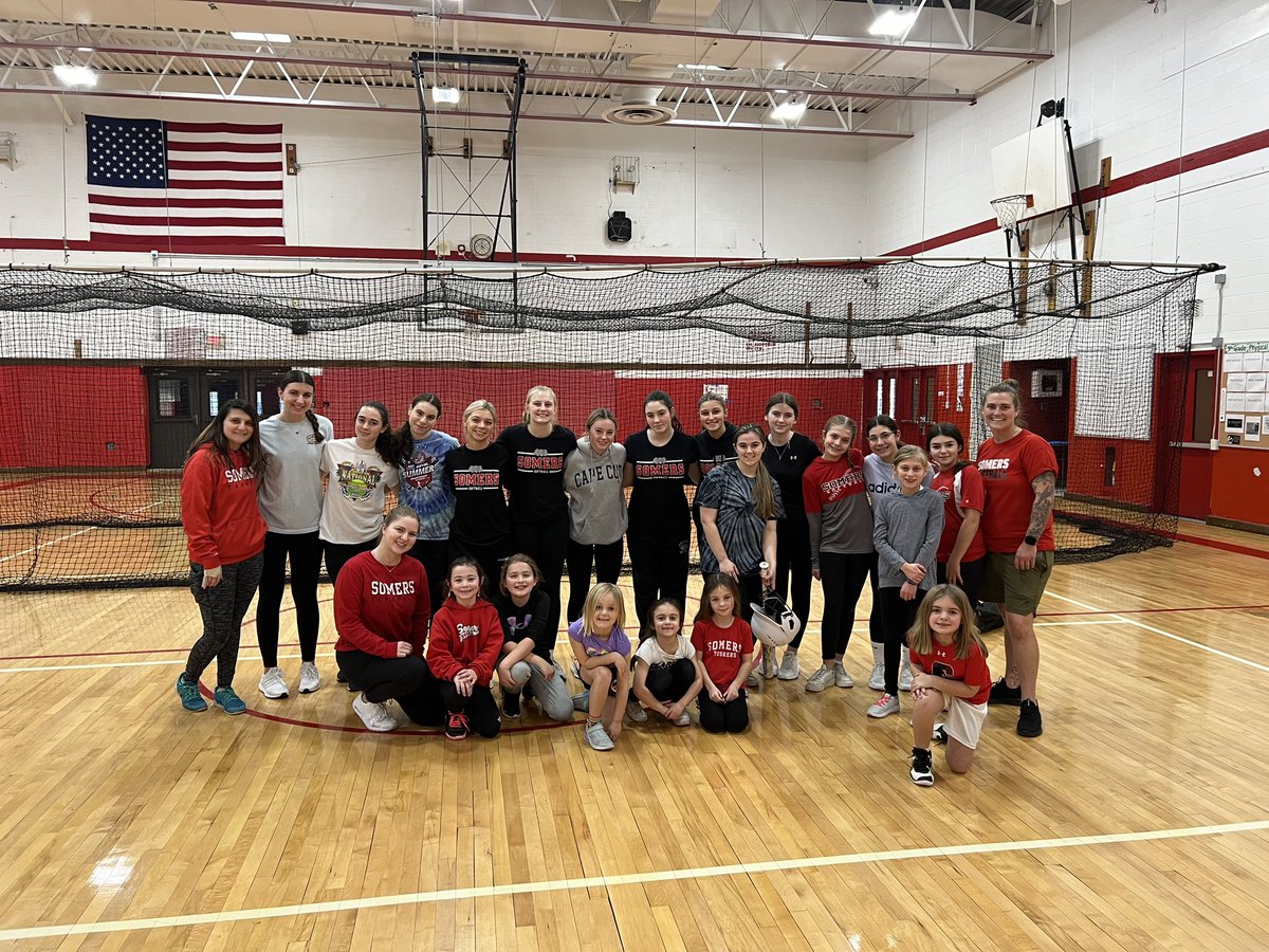 SomersSoftball2's tweet photo. Winter clinic for our high school girls and the youth! 

Somers Softball keeps getting stronger together! 💪🏼🐘🥎

#somersathletics #somerssoftball #StrongerTogether #syso https://t.co/UTCi8hytNQ