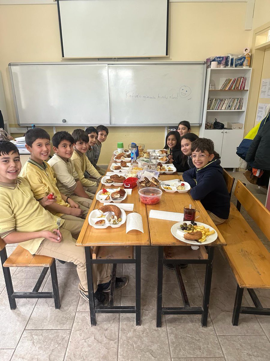 Kabaagacilkokul's tweet photo. Karne haftası…Kahvaltı etkinliğinde yiyeceklerimizi paylaşmanın mutluluğunu yaşadık. @isumur @Seydikemer_MEM @emrecay55 @mugla_mem @Yusuf__Tekin @tcmeb https://t.co/82DuZ12hPu