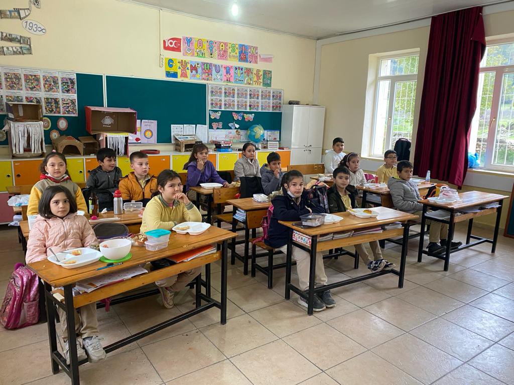 Kabaagacilkokul's tweet photo. Karne haftası…Kahvaltı etkinliğinde yiyeceklerimizi paylaşmanın mutluluğunu yaşadık. @isumur @Seydikemer_MEM @emrecay55 @mugla_mem @Yusuf__Tekin @tcmeb https://t.co/82DuZ12hPu