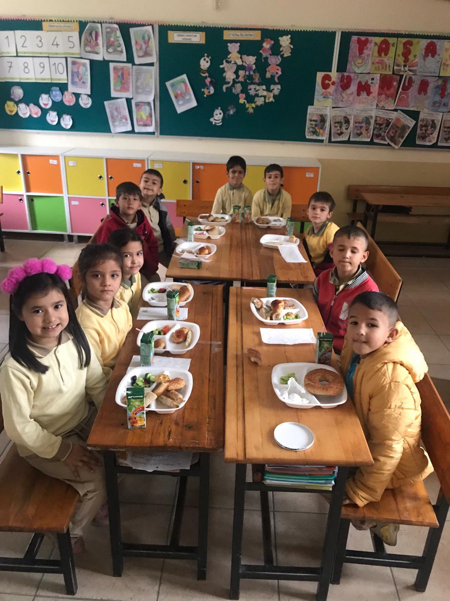 Kabaagacilkokul's tweet photo. Karne haftası…Kahvaltı etkinliğinde yiyeceklerimizi paylaşmanın mutluluğunu yaşadık. @isumur @Seydikemer_MEM @emrecay55 @mugla_mem @Yusuf__Tekin @tcmeb https://t.co/82DuZ12hPu