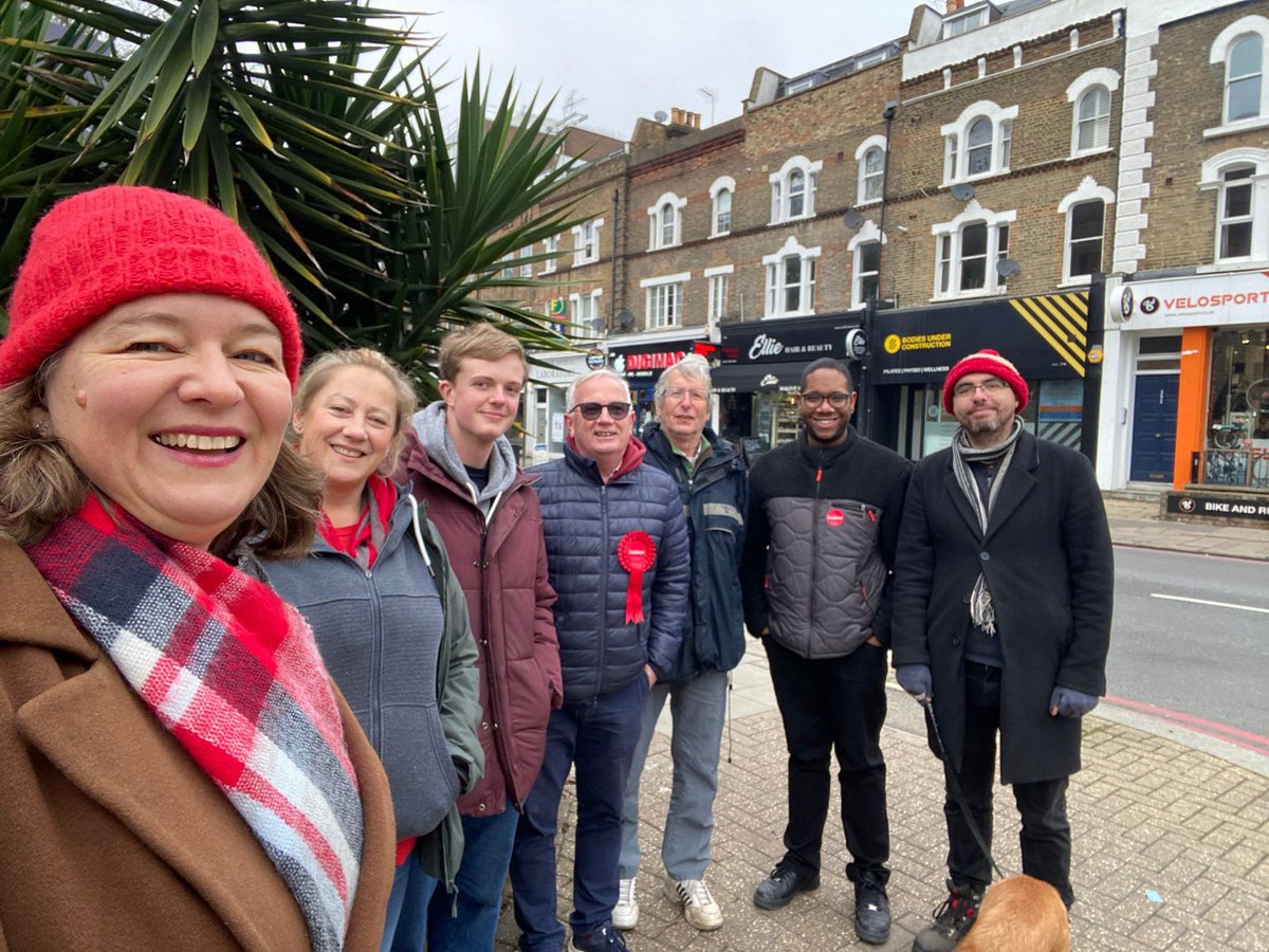 A chilly weekend door knocking in #WestPutney, hearing from local residents about how fed up they are with this Tory Government.

14 years of Conservatives at Downing Street has left us with a struggling NHS, rising bills and climate delay.

#Labourdoorstep #Labourwin24