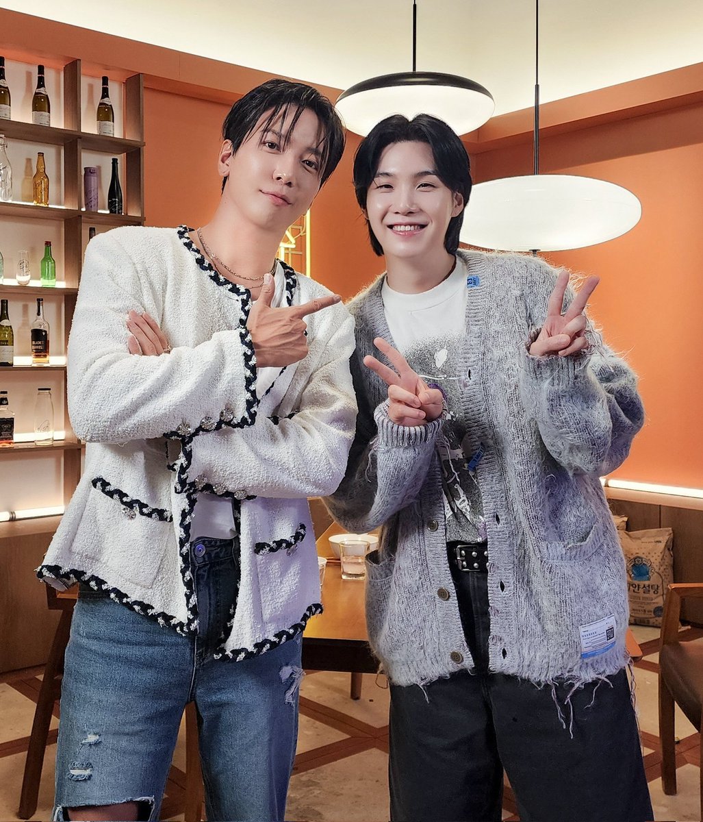 lwduast's tweet photo. ustedes entienden que yo a los 9 años estaba mirando mi primer dorama (you're beautiful) o como lo llamaban acá "eres mi estrella" y estaba ENAMORADÍSIMA de jung yonghwa y hoy lo entrevista el otro amor de mi vida? soy llanto, alegría todo junto😭😭 https://t.co/BlGCu0nl4H