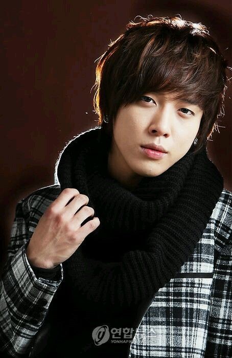 lwduast's tweet photo. ustedes entienden que yo a los 9 años estaba mirando mi primer dorama (you're beautiful) o como lo llamaban acá "eres mi estrella" y estaba ENAMORADÍSIMA de jung yonghwa y hoy lo entrevista el otro amor de mi vida? soy llanto, alegría todo junto😭😭 https://t.co/BlGCu0nl4H