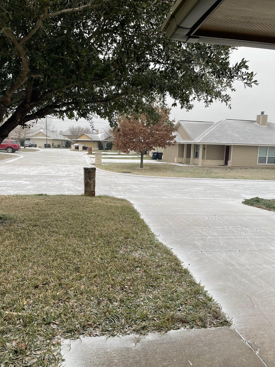 caseyh0210's tweet photo. College Station has seen snow today! Very light dusting of fine snow/snow grains on pavements. @NWSHouston #txwx #bcswx https://t.co/mpGVTrfBxD