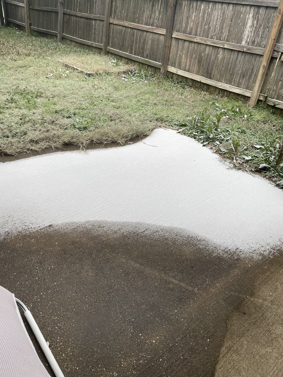 caseyh0210's tweet photo. College Station has seen snow today! Very light dusting of fine snow/snow grains on pavements. @NWSHouston #txwx #bcswx https://t.co/mpGVTrfBxD