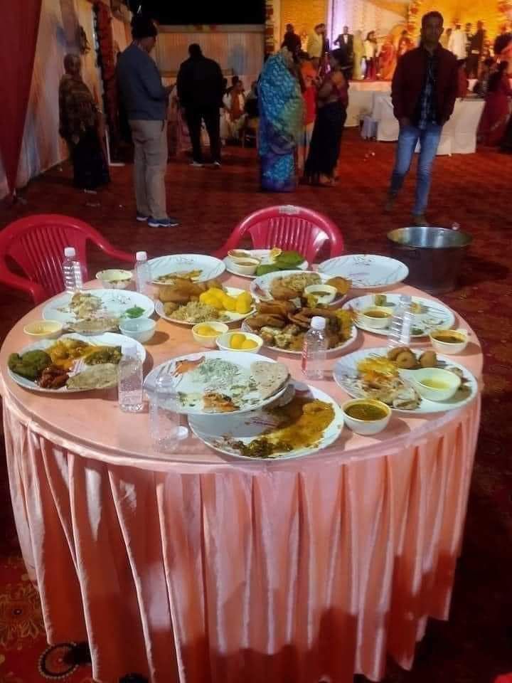 IMShivam13's tweet photo. खुद के पैसे की आइसक्रीम खाते हैं तब ढक्कन भी चाट लेते हैं। बीस रुपये के पानी पताशे का एक बूंद पानी तक नहीं छोड़ते। फिर किसी बाप की बेटी की शादी में इतनी प्लेट भरते क्यों हो ?और उसको बेकार फेंक कर चल देते हो? क्यों की फ्री का खाना मिला था इस लिए? https://t.co/qTlFwfV75j