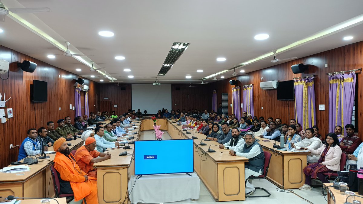 बैठक में लोक स्वास्थ्य यांत्रिकी मंत्री <a href="/SampatiyaUikey/">Sampatiya Uikey</a>ने कहा कि विभिन्न आयोजनों के माध्यम से भगवान श्री राम के अध्यात्मिक विचार आमजन तक पहुंचाने का प्रयास करें।भगवान श्रीराम के चरित्र से प्रेरणा लेने वाली गतिविधियों पर फोकस करें।22 जनवरी को दीपोत्सव के रूप में मनाएं।