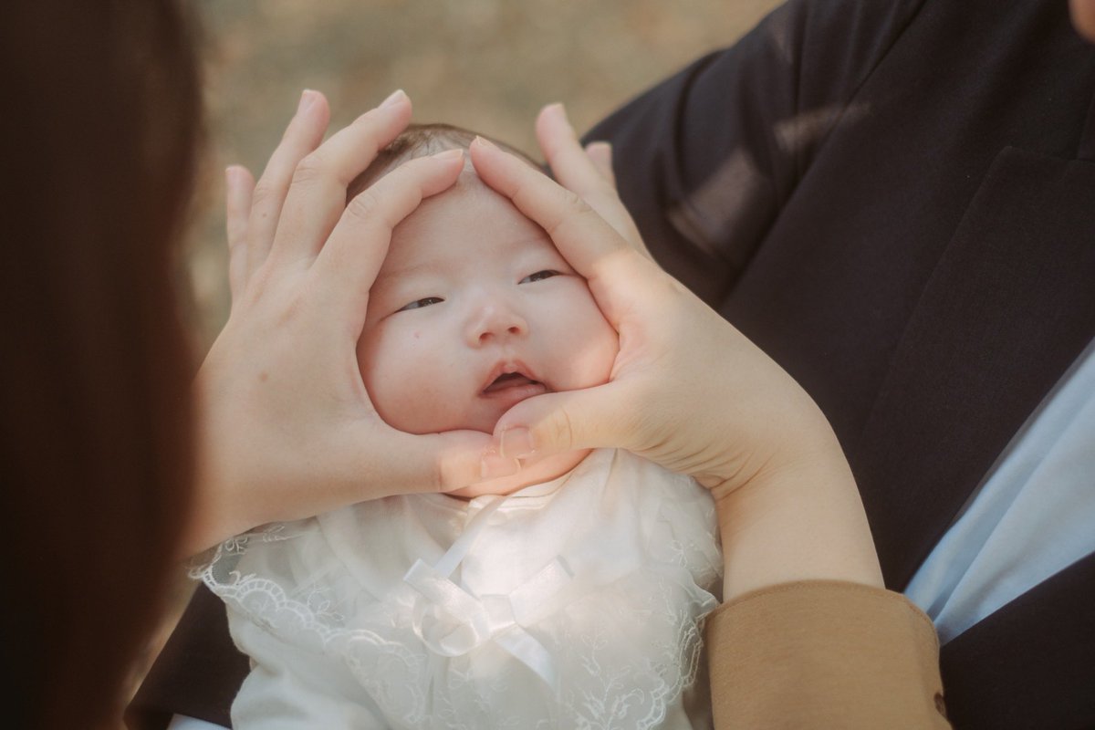 毎日過ぎるのがあっという間で
ポストすることも忘れてしまってた、、、

寝不足だったり体が不調でも、娘の顔をみたら幸せな気持ちになるからがんばれる。

#photograghy #coregraphy