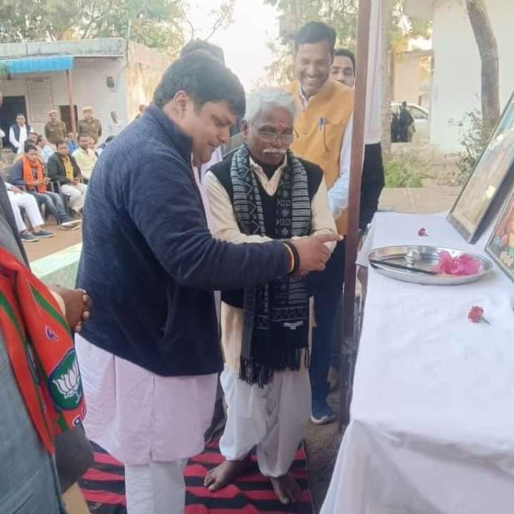 DushyantDholpur's tweet photo. आज बारां के सीताबाड़ी स्थित बनवासी कल्याण आश्रम में आयोजित राजस्थान वनवासी कल्याण परिषद् के कार्यक्रम में हिस्सा लिया। यहां राजस्थान के जनजाति विकास मंत्री श्री बाबूलाल खराड़ी जी की गौरवमयी उपस्थिति रही। 

इस अवसर पर जनजाति गौरव पुस्तक का विमोचन किया। 

#Baran #Jhalawar https://t.co/Jtk9hAaMn2