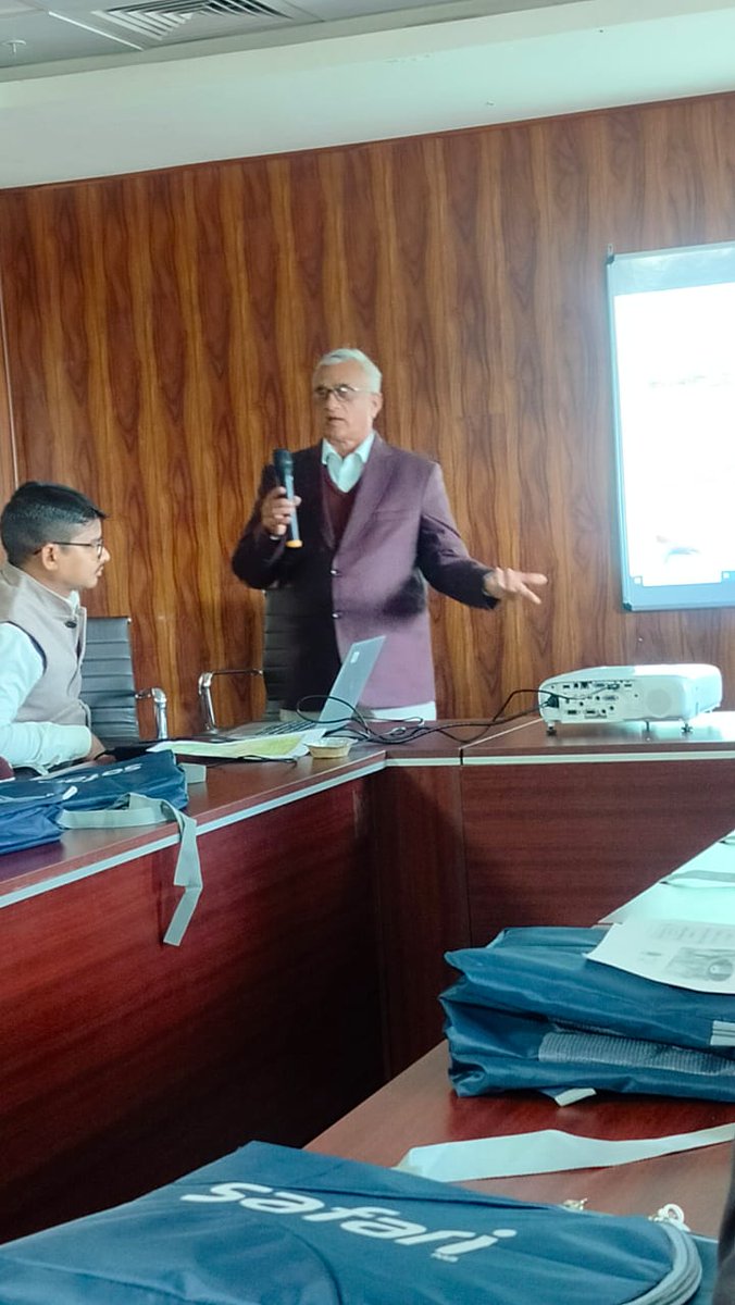 ShuklsSanjay's tweet photo. रानी लक्ष्मी बाई केंद्रीय कृषि विश्विद्यालय में व्याख्यान देने का अवसर प्राप्त हुआ। https://t.co/VmUmiaEJGA