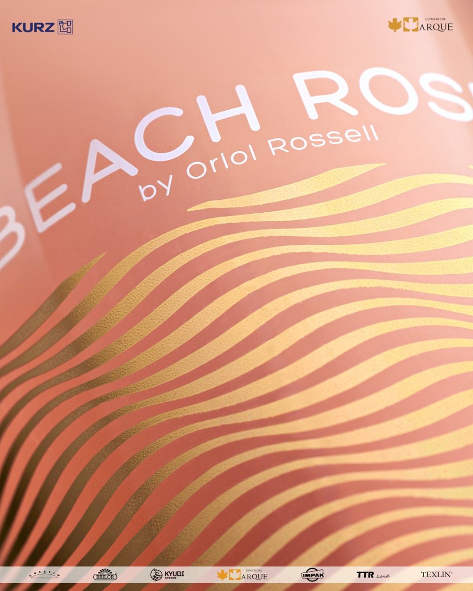 comercialarque's tweet photo. ✨ Descubre la Elegancia de Beach Rosé, la Creación Exclusiva de Oriol Rossell 🍇 Este vino rosado, perfecto para dar inicio a tus fiestas de verano con estilo, es una verdadera obra maestra del diseño y la calidad.

 https://t.co/gAsJQg7cBn
🍷🎨 #ComercialArque #DiseñoExclusivo https://t.co/JlvZSN1WP3