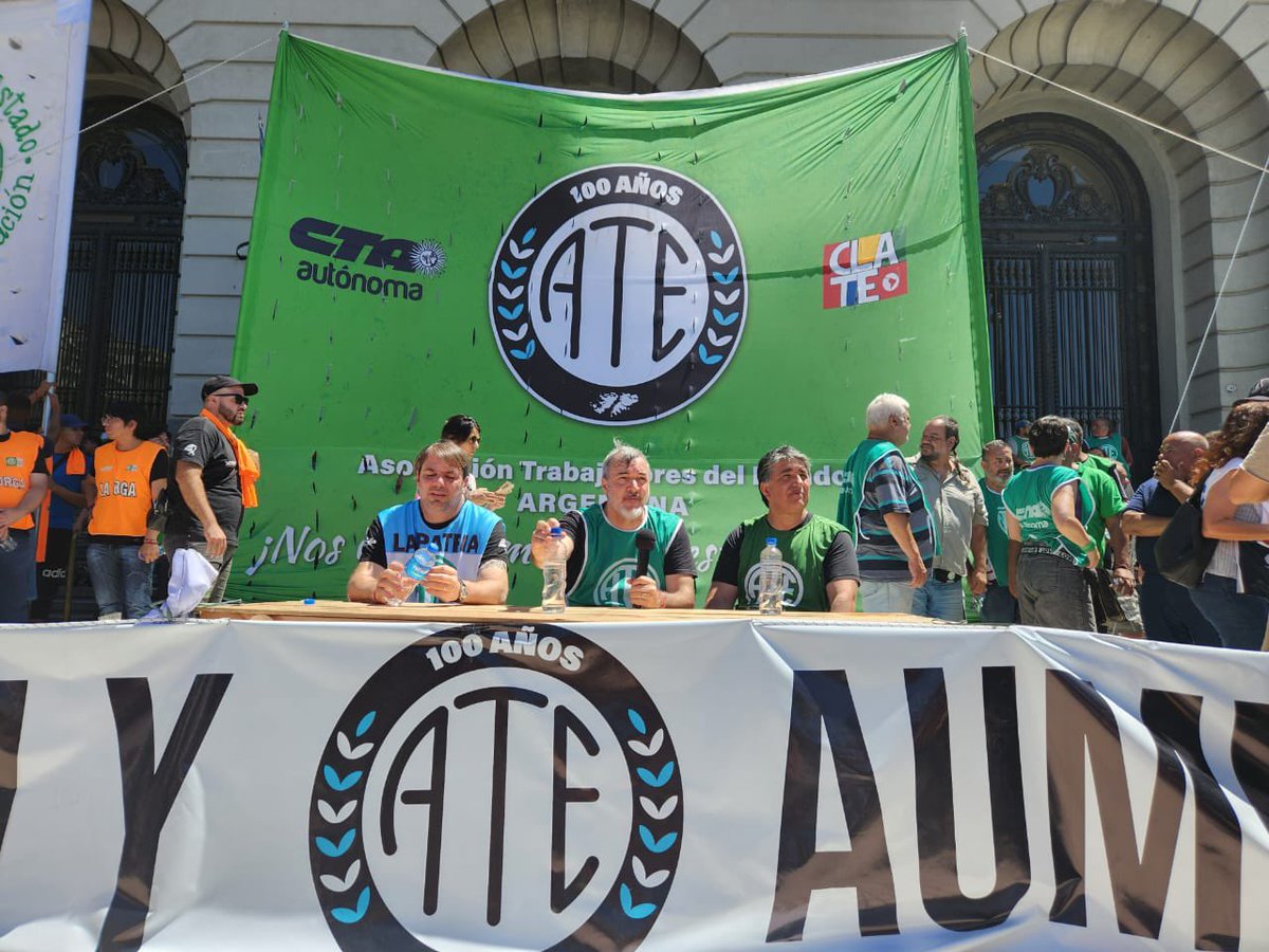 radiografica893's tweet photo. Movilización de ATE Nacional y ATE CABA a las puertas del CCK.

Rechazo a los despidos y reclamo por recomposición salarial frente a la estampida inflacionaria.

📷 @ATECapitalOk y @sierras_marcos https://t.co/SeTOlNE3go