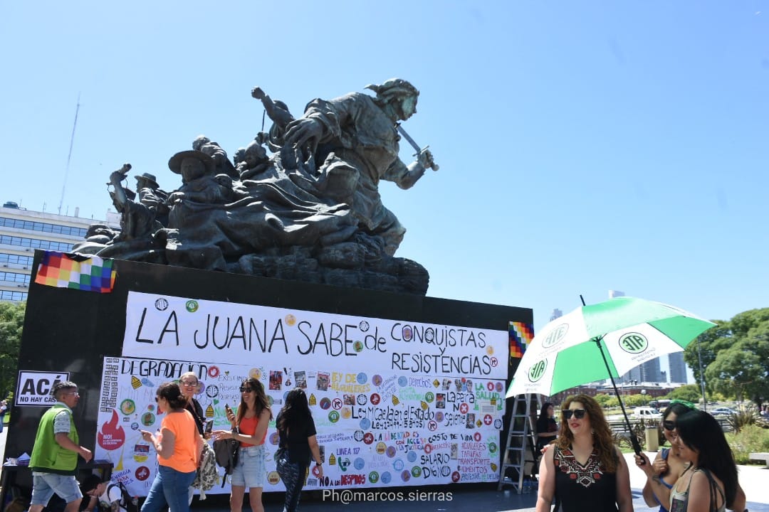 radiografica893's tweet photo. Movilización de ATE Nacional y ATE CABA a las puertas del CCK.

Rechazo a los despidos y reclamo por recomposición salarial frente a la estampida inflacionaria.

📷 @ATECapitalOk y @sierras_marcos https://t.co/SeTOlNE3go