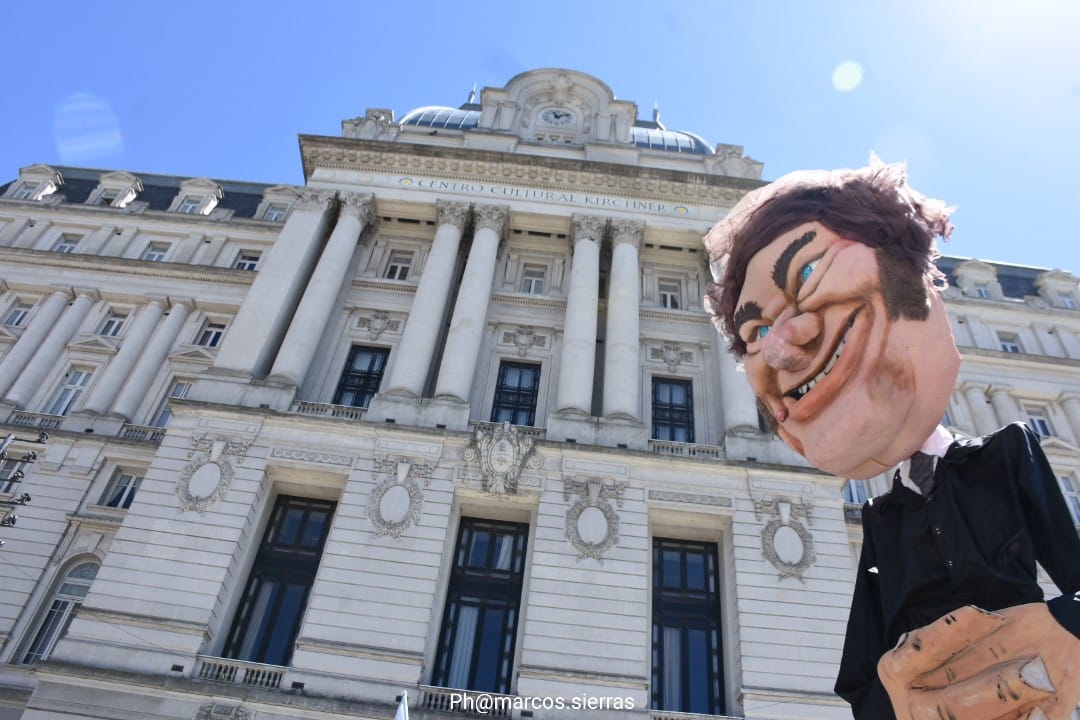 Movilización de ATE Nacional y ATE CABA a las puertas del CCK.

Rechazo a los despidos y reclamo por recomposición salarial frente a la estampida inflacionaria.

📷 <a href="/ATECapitalOk/">ATE Capital</a> y <a href="/sierras_marcos/">Marcos Sierras</a>