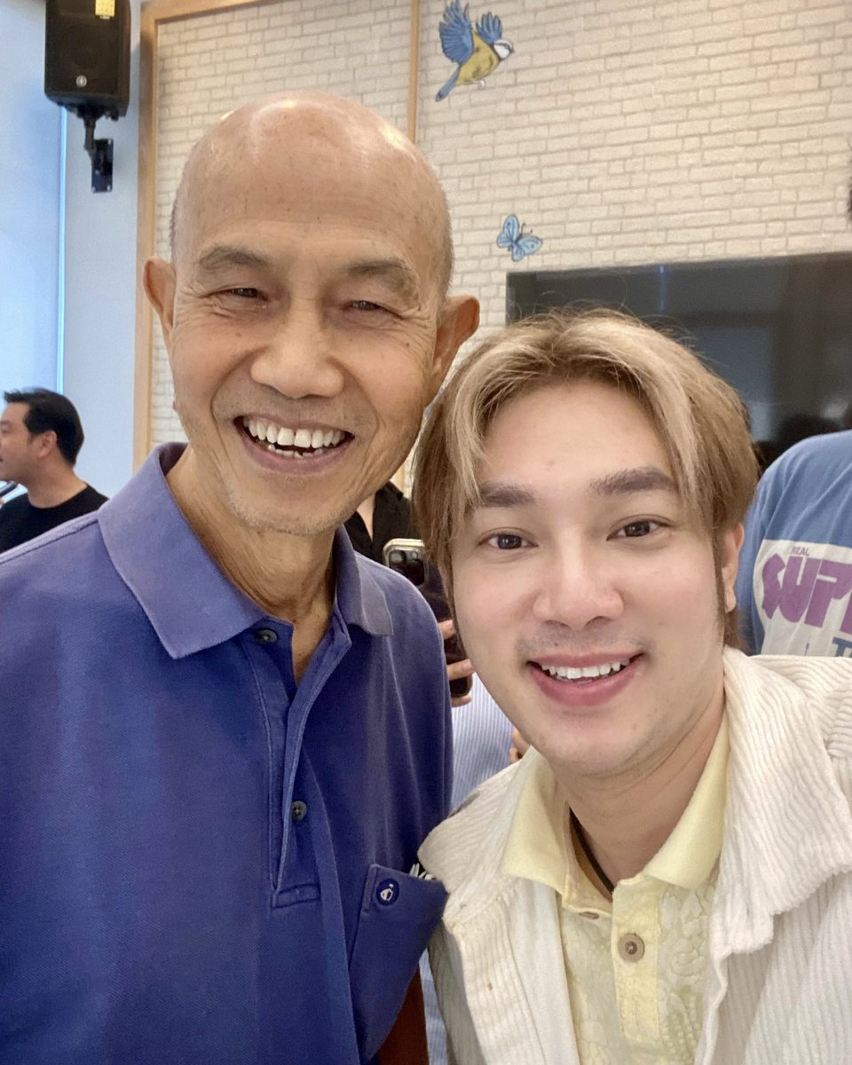 NightPhoomin's tweet photo. @suthichai ยินดีที่ได้เจอ คุณสุทธิชัย หยุ่น และพี่ๆน้องๆสายเลือด NATION ในวันนี้ครับ ขอบคุณประสบการณ์สื่อมวลชนและหลักยึดเหนี่ยววงการสื่อฯ ทำให้เรามีอาชีพโลดแล่นในวงการโทรทัศน์, บันเทิง และ Influencer ในปัจจุบันครับ 😂💙🥰 #NationWay https://t.co/IBB7fzOPAq