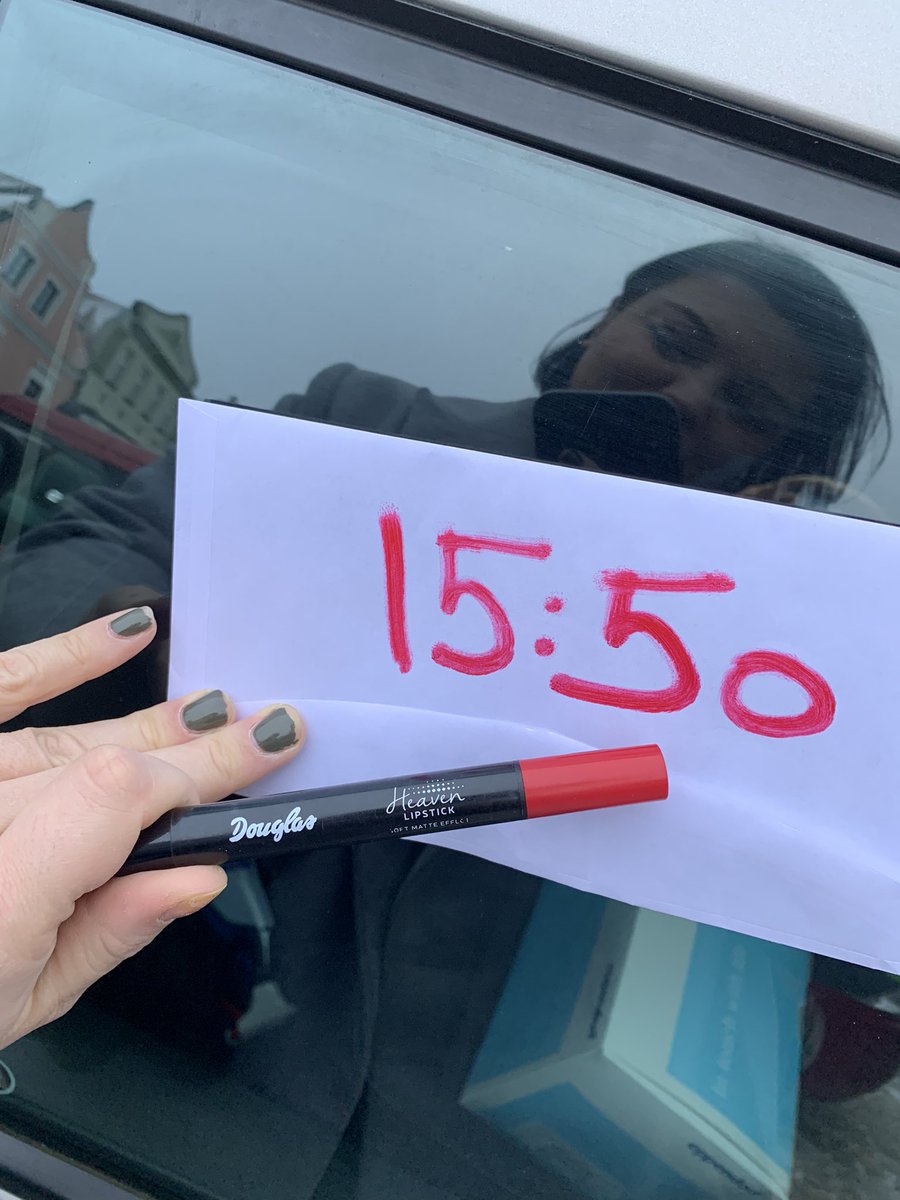 AStrouhova's tweet photo. Nemám v autě parkovací hodiny ani propisku. Ale umím si poradit. Červeným rtěnkám zdar! https://t.co/szbQasfm96