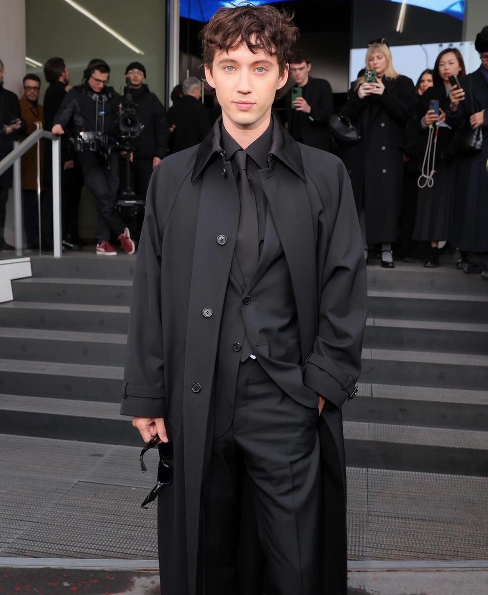 LOfficielItalia's tweet photo. The men’s wardrobe evolution according to #PradaFW24 discover more and all the guests #JakeGyllenhaal #ManuRios #TroyeSivan #winmetawin and… 

https://t.co/1Q1A0iuGGL
#PradaFW24xWIN #PradaFW24 #Prada https://t.co/KHMXiS9oUx