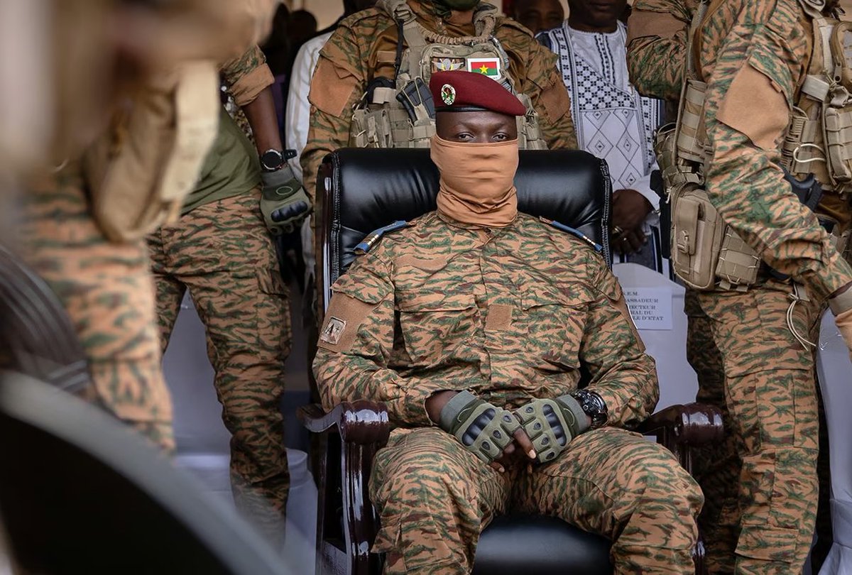 CartesDuMonde's tweet photo. #BurkinaFaso 🇧🇫 : La kleptocratie du clan Traoré🧵

Le Burkina Faso s’enfonce dans un régime despotique. Les proches sont nommés à des postes clés, les opposants criminalisés &amp; enrôlés de force dans l’armée &amp; les milices perpétuent des massacres de civils ⤵️

1/18 https://t.co/GM2OdanExP