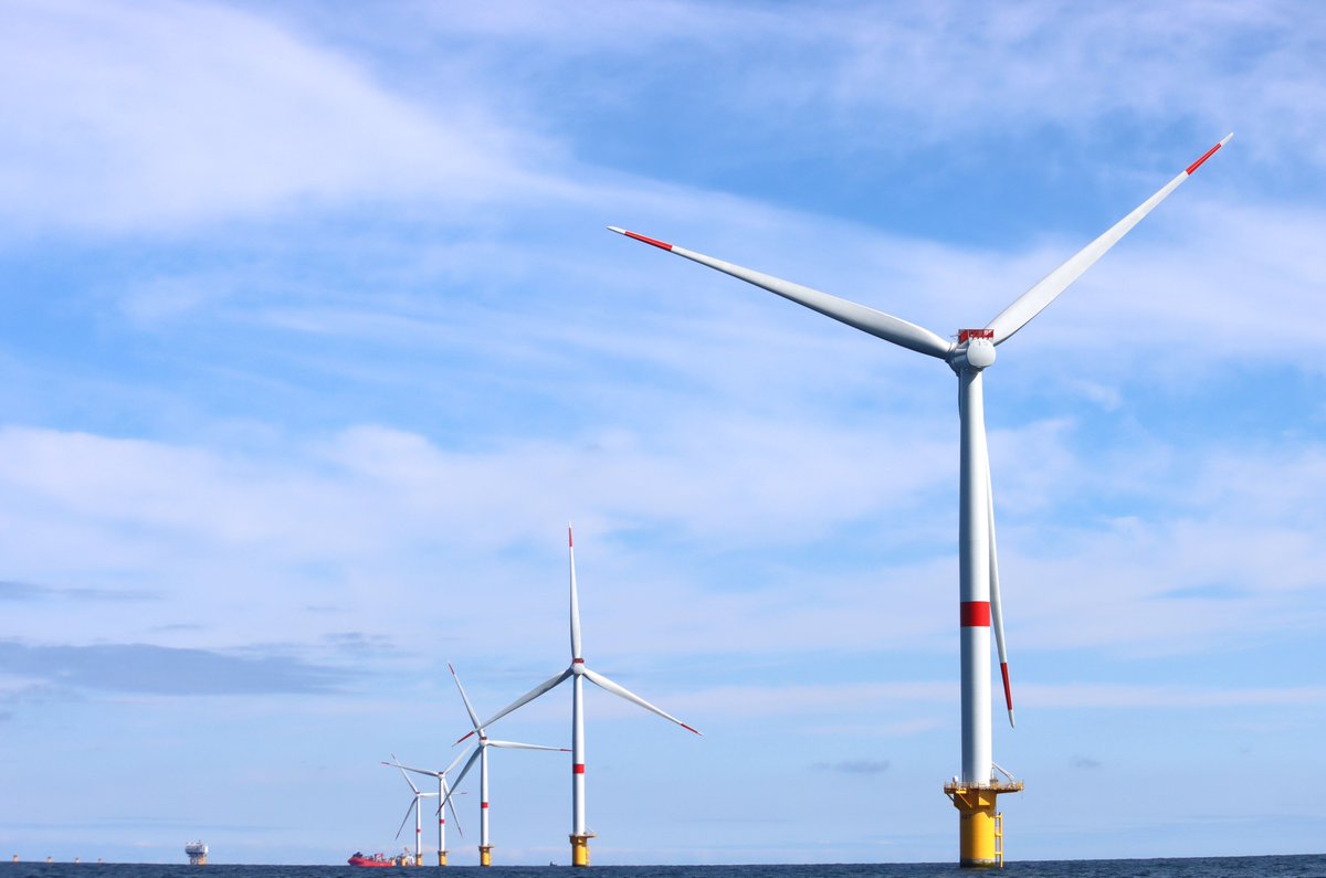 EolienMerFecamp's tweet photo. #EolienEnMerFecamp 📢 50% des éoliennes sont installées.
⚡️Le parc atteindra bientôt une capacité d’injection de près de 250 MW.
👷‍♂️ Plus de 1 000 personnes sont mobilisées entre #LeHavre, #Cherbourg et #Fécamp. https://t.co/GPDtJvqAag