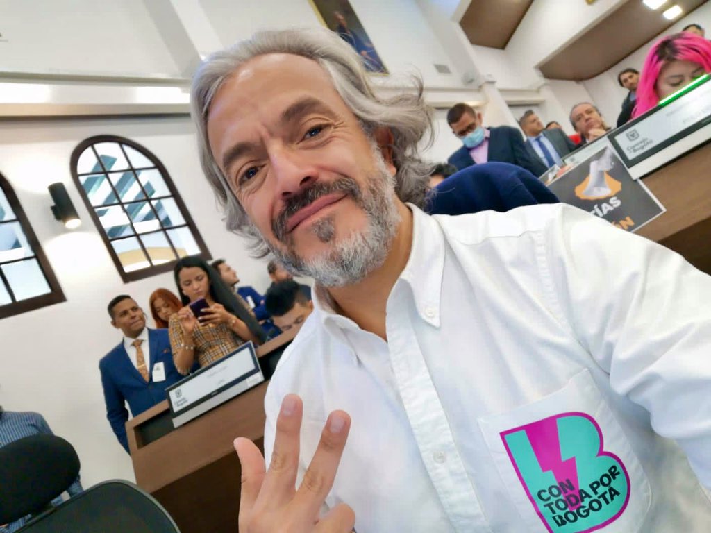 JDOviedoAr's tweet photo. #VenimosAServir: hoy estamos acompañando la primera sesión de la Comisión Tercera del @ConcejoDeBogota, la de Hacienda.

¿Qué discuten acá? Todo lo relacionado a presupuesto y endeudamiento, desarrollo económico, industrias y turismo, reglamentación del uso del espacio público, inversión para localidades, entre otras. ¡Nosotros queremos aportar en el tema de impuestos, para que se usen adecuadamente y ayuden a reducir la desigualdad en #Bogotá! 🤓⚡️

🎥 https://t.co/vSsan1ycBL