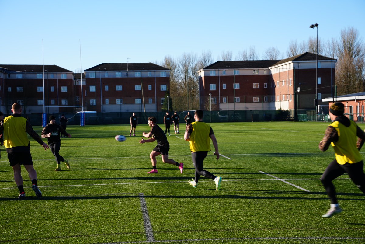 LeighLeopardsRL's tweet photo. 𝗥𝗘𝗧𝗨𝗥𝗡 𝗧𝗢 𝗟𝗘𝗜𝗚𝗛 🥶

Safe to say our first training session back in Leigh was a bit colder than last week's sessions. https://t.co/Zmctft1xK3