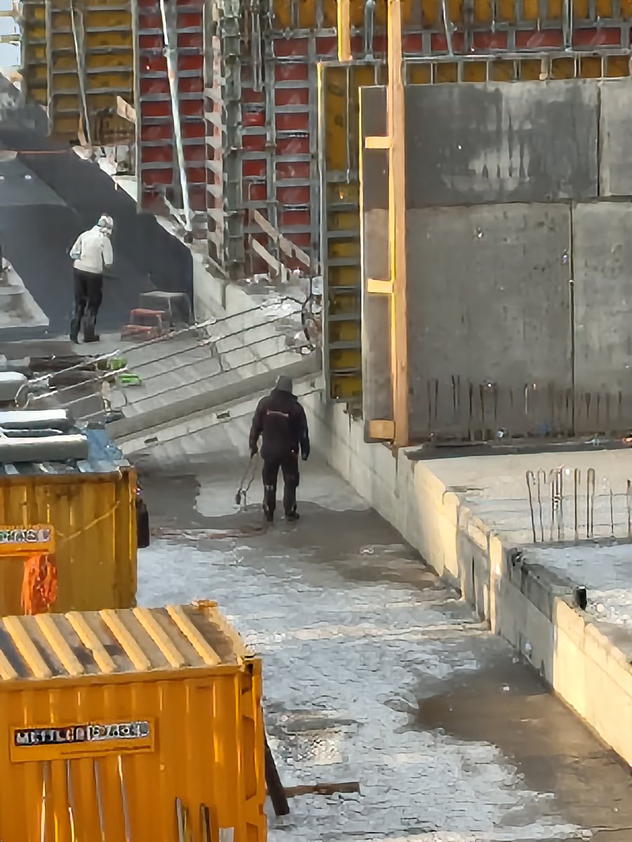 fiergna's tweet photo. #Nachhaltiges #Bauen is wenn auf der Baustelle der Schnee / Eie is mit den Gasbrenner entfernt wird https://t.co/6GGRrLCQls
