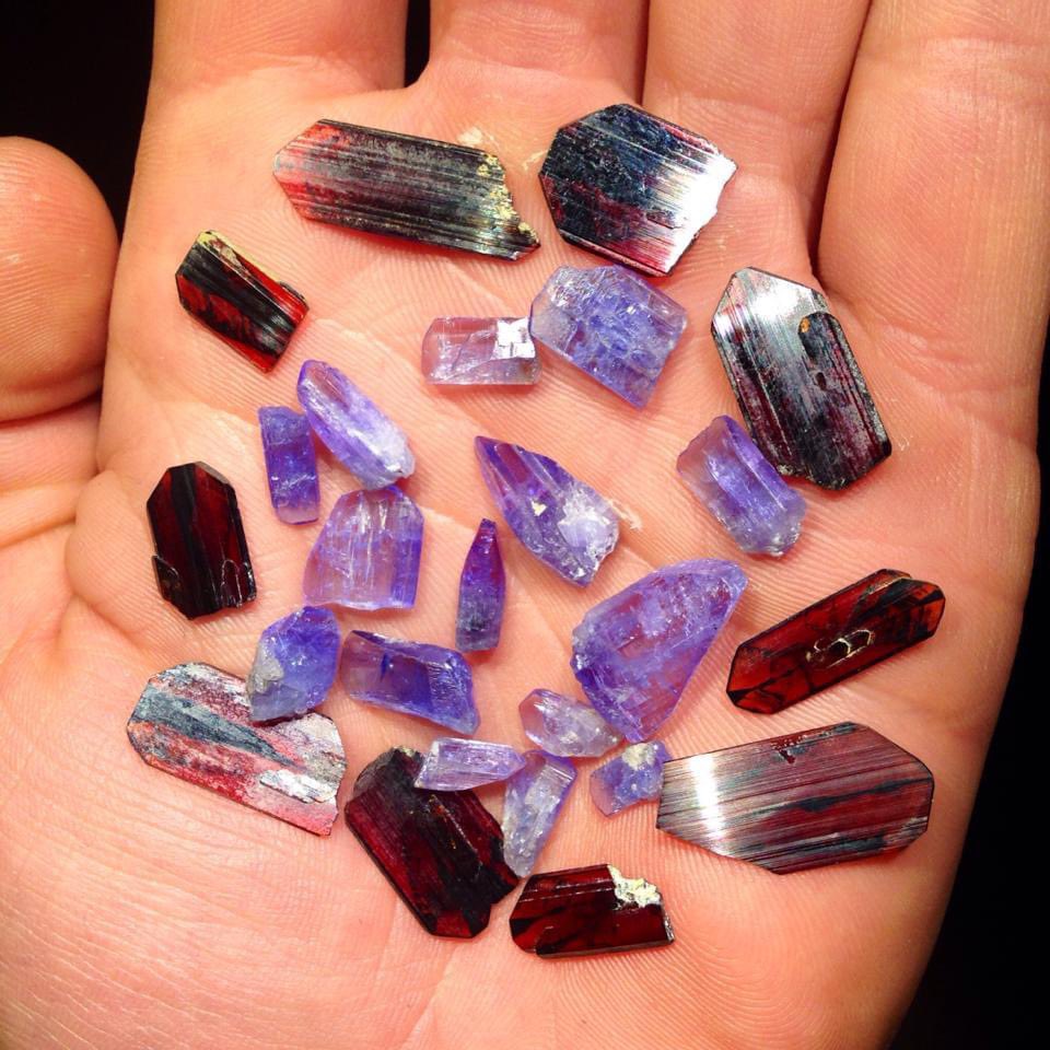 exoticcrystals's tweet photo. ⚜️Vibrant Group of Tanzanite & Brookite Crystals from Tanzania and Pakistan⚜️#tanzanite #brookite #minerals #crystals https://t.co/yvFBC8U8x0