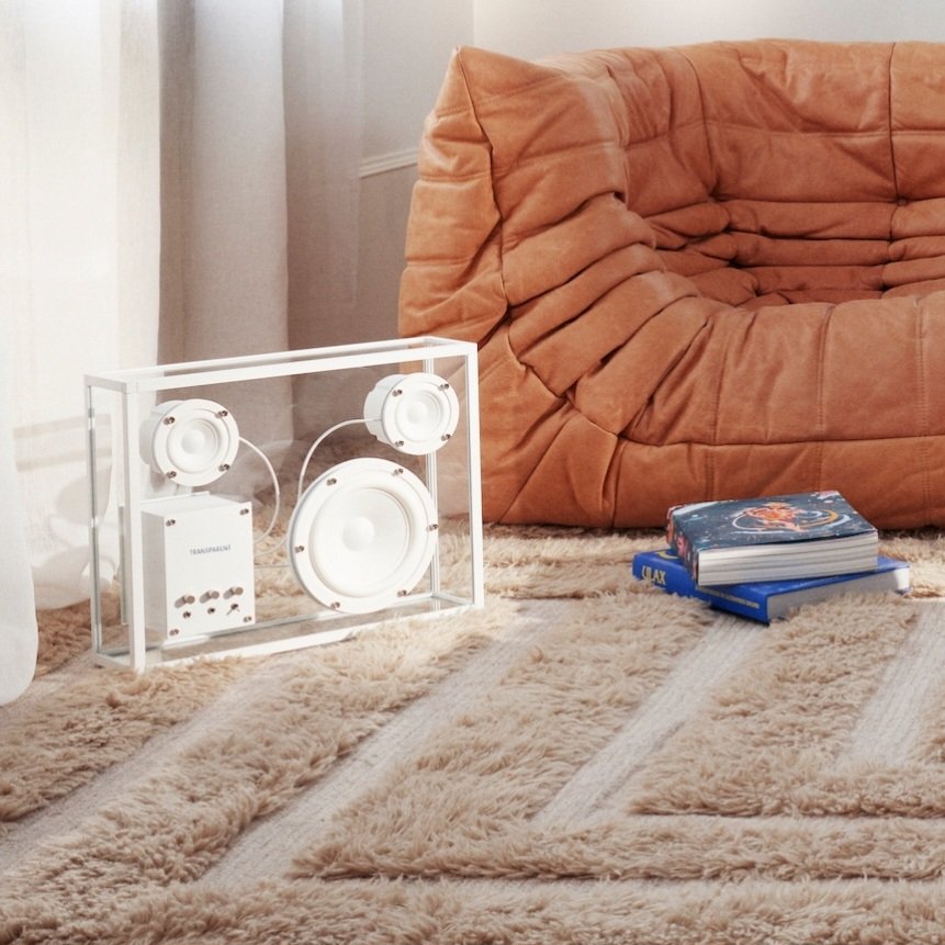 Transparent  แบรนด์ที่ทำลำโพงตัวใส  เขาทำเครื่องเล่นแผ่นเสียงออกมา  

ตัวเครื่องทำจากกระจก Tempered Glass , ชิ้นส่วนเป็นอลูมิเนียม

คอนเซปดีไซน์แบบ  Modular เอาไว้ให้สามารถอัพส่วนต่างๆได้ในอนาคต

หน้าตาเรียบๆ น้อยชิ้นถูกใจชาว minimal 

เปิดตัวมาที่ 1400$ ~ ประมาณ 48,000 บาท