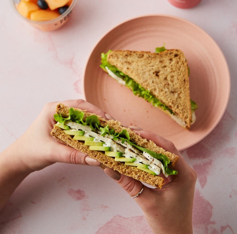 Being more healthy is at the top of our list to achieve this year and that's why we've become obsessed with the @pret Chicken, Avocado, and Basil sandwich! 🥪✨ It's a classic, for a reason😉 #windsor #windsoryards #berkshire #thelongwalk #windsorcastle #riverthames #pret #food