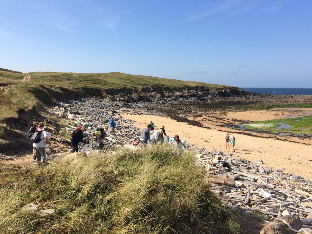 The next time you head to a #Pembrokeshire beach could you do a #2minutebeachclean in our fight for #cleanseas. Read Visit Pembrokeshire's 5 easy steps to beach cleaning, with the help from Surfers Against Sewage and Keep Wales Tidy - Cadwch Gymru'n Daclus visitpembrokeshire.com/explore-pembro…