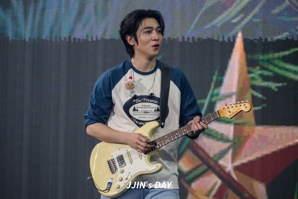 JJIN_DAY0116's tweet photo. 231224 DAY6 Christmas Special Concert 
'The Present : You are My Day' 
성진아 생일축하해❤️
#마이데이의_산소호흡기_데장탄생일
#HAPPY_SUNGJIN_DAY https://t.co/yPonCzADXJ