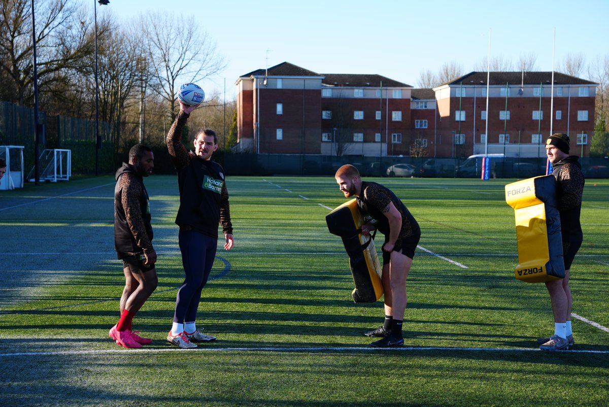 LeighLeopardsRL's tweet photo. 𝗥𝗘𝗧𝗨𝗥𝗡 𝗧𝗢 𝗟𝗘𝗜𝗚𝗛 🥶

Safe to say our first training session back in Leigh was a bit colder than last week's sessions. https://t.co/Zmctft1xK3
