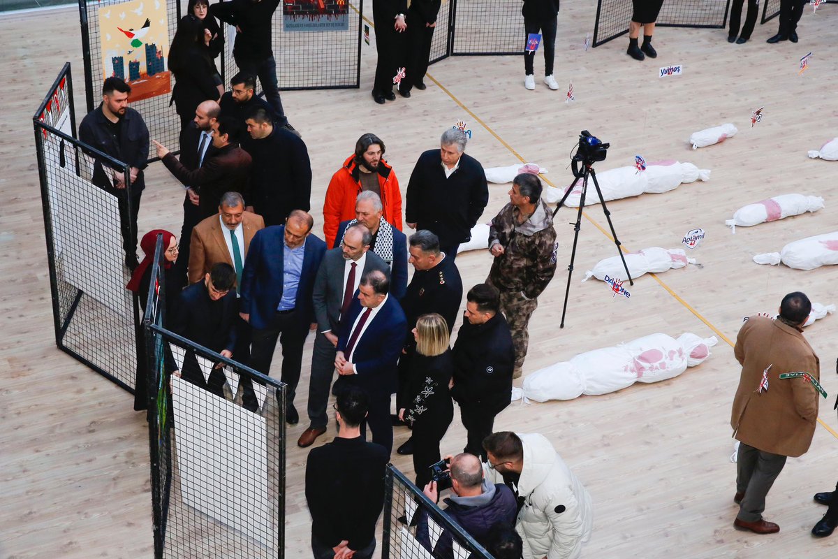 MutluTurkmen's tweet photo. Grafik Tasarım bölümü öğrencilerimizin Öğr. Gör. Figen Meşeli küratörlüğünde düzenledikleri "Utanç Çığlığı" isimli sergi ve enstalasyon, Filistin'deki zulme ilişkin 'uygar kayıtsızlık' halini çarpıcı bir farkındalık çağrısıyla eleştirdi. Bazen görüntü, sesten daha gürültülüdür... https://t.co/zDMd58J6WX