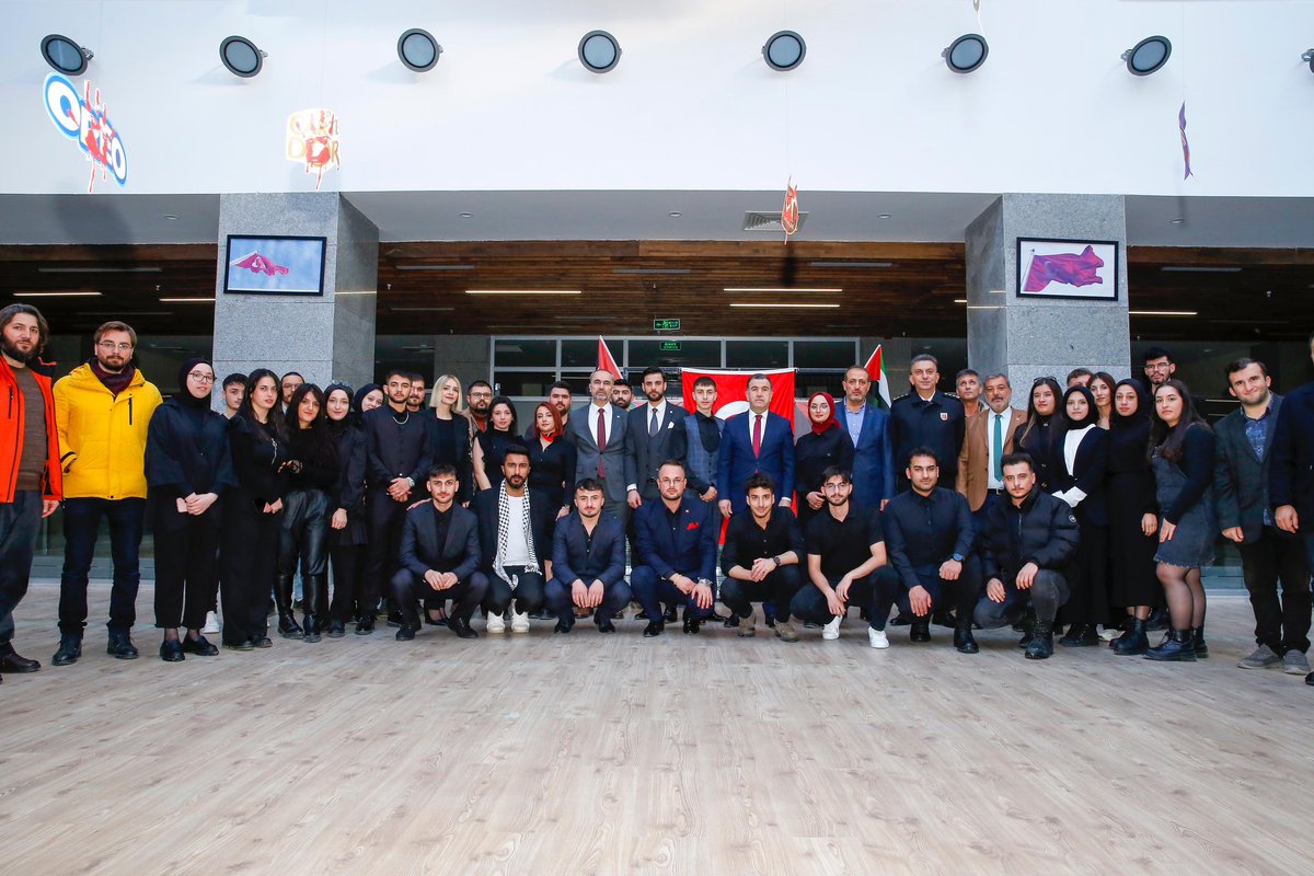 MutluTurkmen's tweet photo. Grafik Tasarım bölümü öğrencilerimizin Öğr. Gör. Figen Meşeli küratörlüğünde düzenledikleri "Utanç Çığlığı" isimli sergi ve enstalasyon, Filistin'deki zulme ilişkin 'uygar kayıtsızlık' halini çarpıcı bir farkındalık çağrısıyla eleştirdi. Bazen görüntü, sesten daha gürültülüdür... https://t.co/zDMd58J6WX