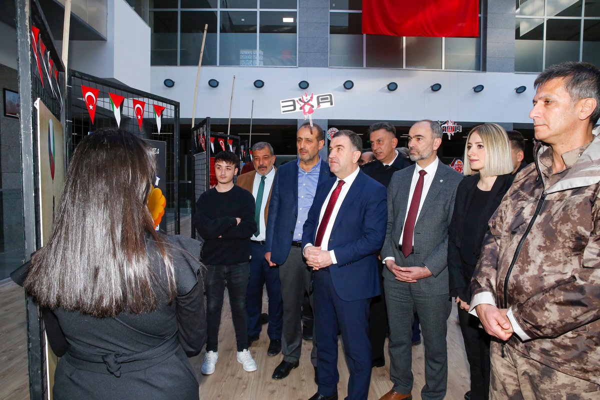 MutluTurkmen's tweet photo. Grafik Tasarım bölümü öğrencilerimizin Öğr. Gör. Figen Meşeli küratörlüğünde düzenledikleri "Utanç Çığlığı" isimli sergi ve enstalasyon, Filistin'deki zulme ilişkin 'uygar kayıtsızlık' halini çarpıcı bir farkındalık çağrısıyla eleştirdi. Bazen görüntü, sesten daha gürültülüdür... https://t.co/zDMd58J6WX