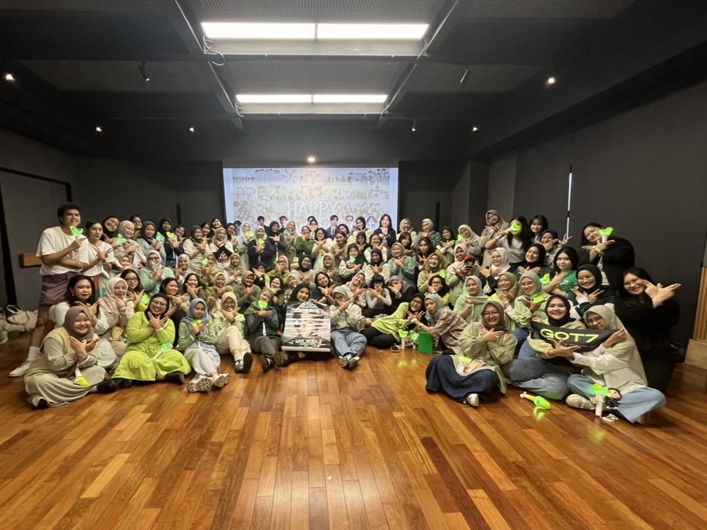 Yugyeomiemine's tweet photo. Happy 10 Years Anniversay @GOT7 🎉😭💚
I hope that we will pass a happy road as long as possible!! Thank you for being part of my life, I LOVE YOU FOREVER!💚

PAGE TEN WITH GOT7
#ADecadeWithGOT7
#갓세븐_십년째무대뿌셔 https://t.co/zT9qSerFid