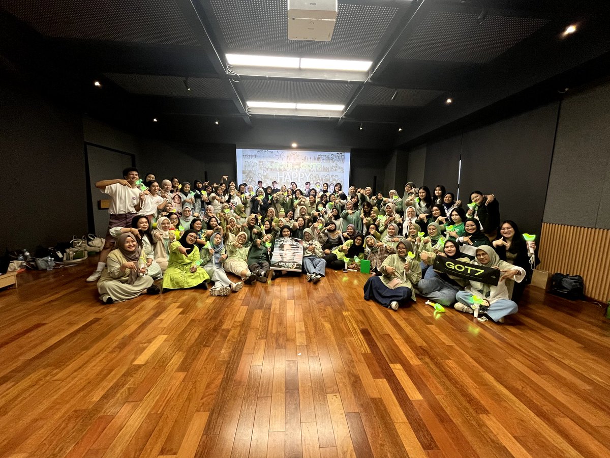 Yugyeomiemine's tweet photo. Happy 10 Years Anniversay @GOT7 🎉😭💚
I hope that we will pass a happy road as long as possible!! Thank you for being part of my life, I LOVE YOU FOREVER!💚

PAGE TEN WITH GOT7
#ADecadeWithGOT7
#갓세븐_십년째무대뿌셔 https://t.co/zT9qSerFid