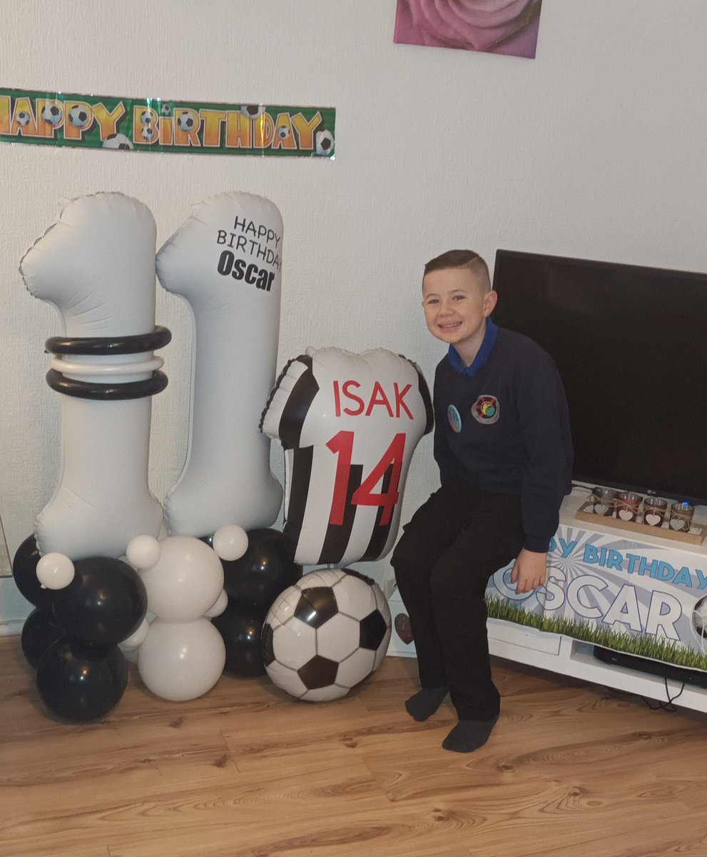 samhamilton85's tweet photo. Happy 11th Birthday to my @NUFC mad son Oscar today! Big thanks to the coaches and players who did these messages for my son last week , we showed him them early on Saturday and surprised him with tickets to the match! Very happy little lad ⚽️🖤🤍 https://t.co/TuwVb6688G