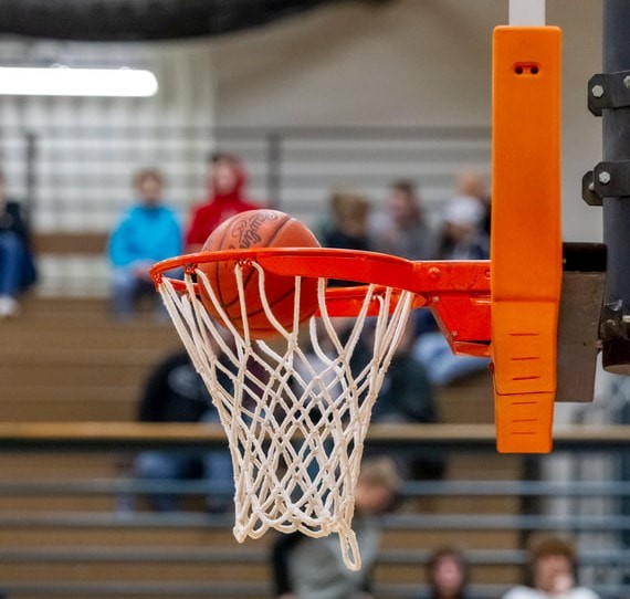 Hoops Hit Halfway: How Is Your Team Doing? - Near North Now nearnorthnow.com/21/post/2024/0…